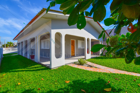 Casa de esquina no centro do Rincão