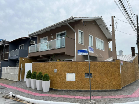 Sobrado Barra sul 2 suites com jacuzzi e piscina 