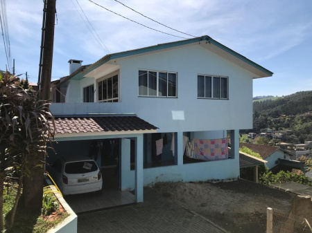 Linda casa em alvenaria com amplo terreno e 3 pavimentos!