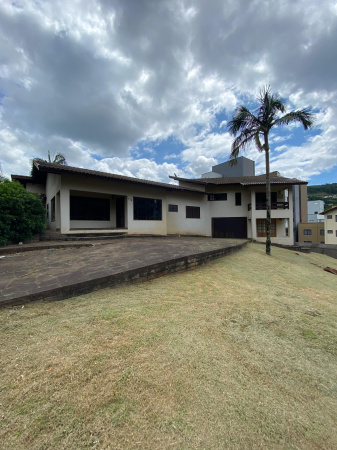 Casa de Alto Padrão no Bairro Industrial para Locação! 